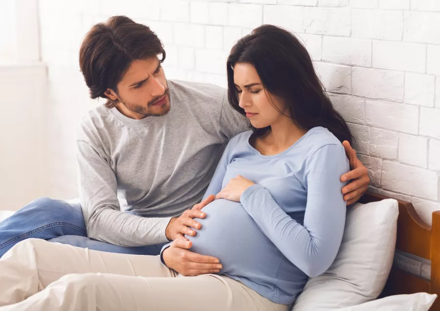 كيف تدعم زوجتك نفسياً خلال الحمل والولادة؟