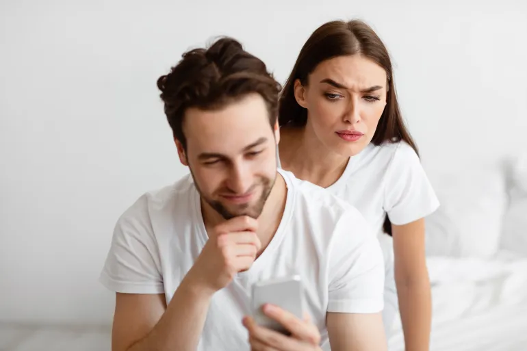 كيف يتعامل الزوج مع الشك في زواجه بطريقة صحيحة؟